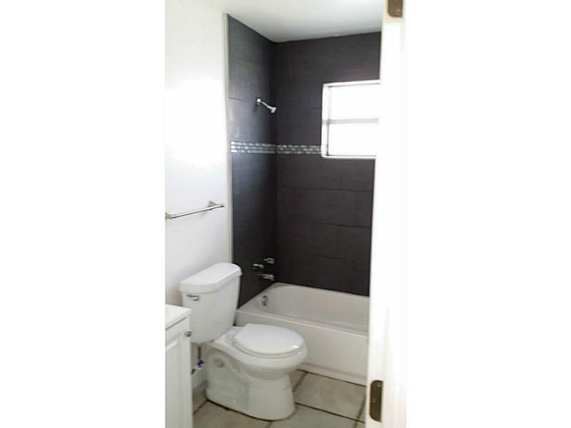 PARADISE MANOR 32-31 B - Residential