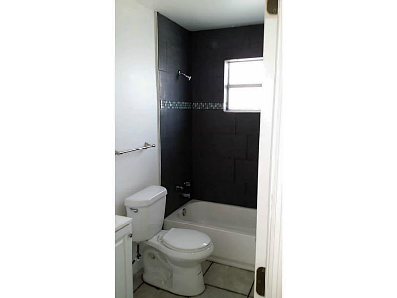 PARADISE MANOR 32-31 B - Residential