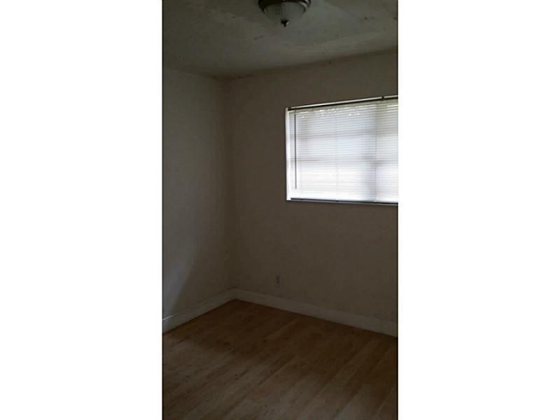 PARADISE MANOR 32-31 B - Residential