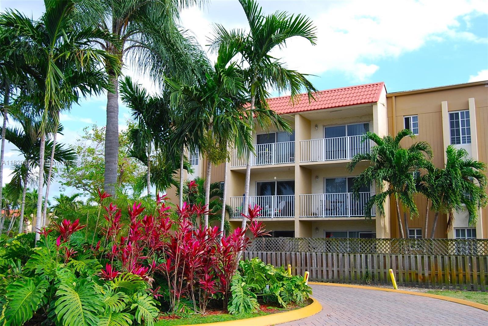 Remodeled unit at Doral Condo II. Nice garden view, ceramic and laminate floors, spacious areas, laundry facilities, 1 parking spot. Enjoy the amenities: pool, gym, tennis court. Excellent location.
