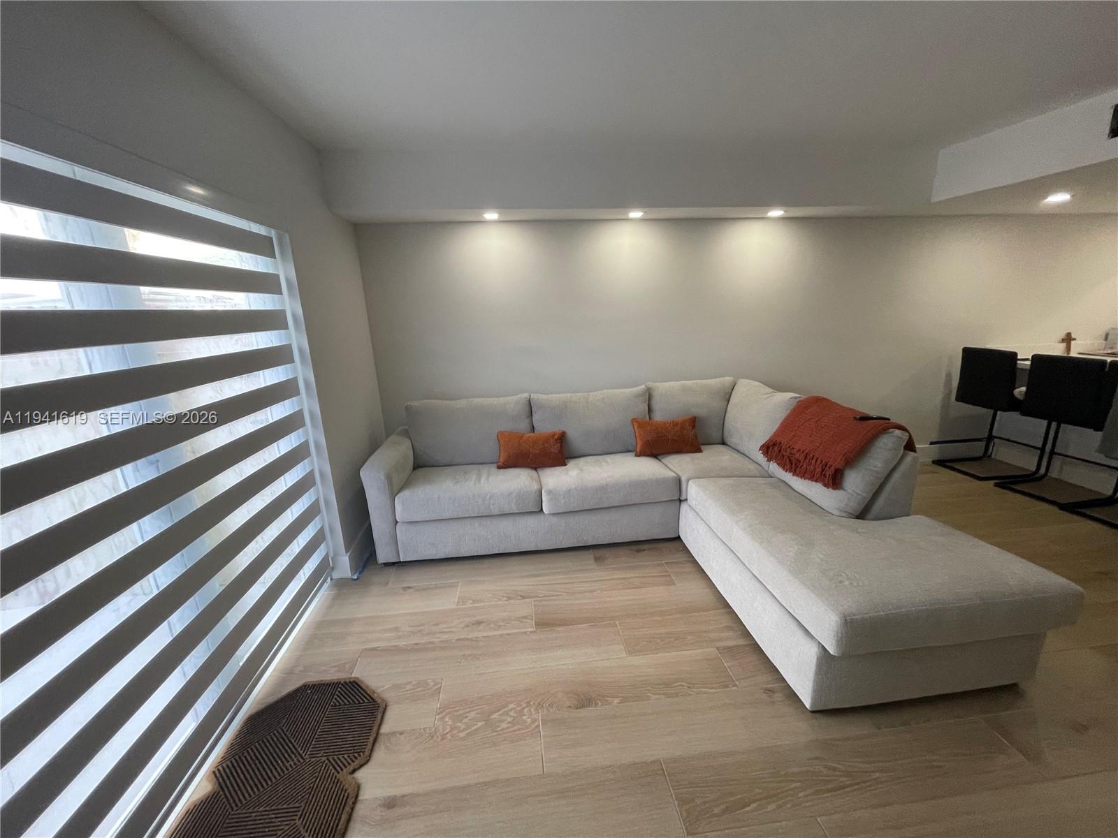 CORNERS KENDALL LAKES - Residential