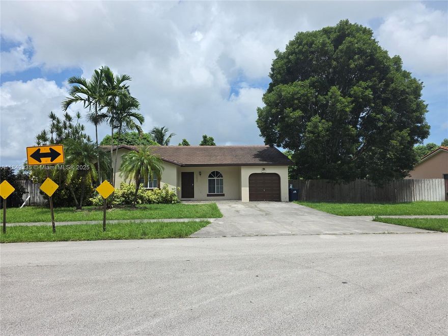 Nice SF, 3 Bed 2 Bath home, 1-car garage,  tile floors throughout. This cozy home is located in a tranquil neighborhood, large screened porch and a big green backyard with fruit trees. Home is zoned EU-M. Lot size is 0.284 acre/ 12,500 ft. This home  is near schools and shopping center.