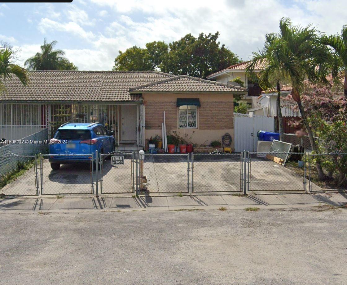 TENANT OCCUPIED / TENANT HAS NOT PROVIDED ACCESS TO SHOW. TEXT LISTING AGENT FOR RAPID RESPONSE DO NOT CALL. TENANTS MONTH TO MONTH. GIVE INFORMATION WHEN TEXTING AGENT AND WHEN I GET ACCESS I WILL GET BACK TO YOU. DO NOT DISTURB TENANTS! DO NOT KNOCK ON TENANTS DOOR THEY WILL NOT OPEN OR SHOW!