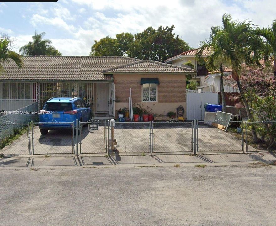 TENANT OCCUPIED / TENANT HAS NOT PROVIDED ACCESS TO SHOW. TEXT LISTING AGENT FOR RAPID RESPONSE DO NOT CALL. TENANTS MONTH TO MONTH. GIVE INFORMATION WHEN TEXTING AGENT AND WHEN I GET ACCESS I WILL GET BACK TO YOU. DO NOT DISTURB TENANTS! DO NOT KNOCK ON TENANTS DOOR THEY WILL NOT OPEN OR SHOW!