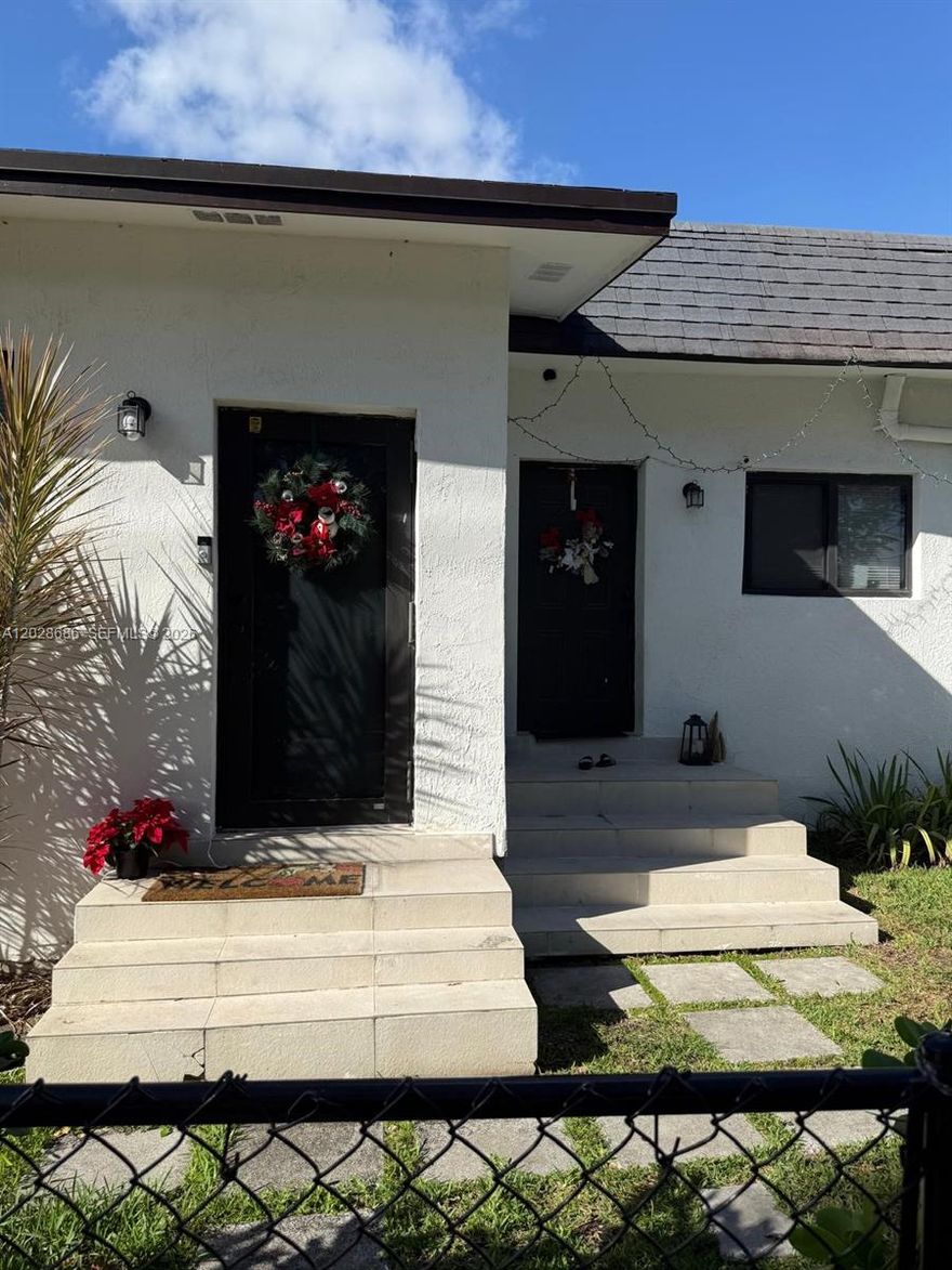 Residential Income perfect for investors. Spacious corner lot. 3 units with 2 bedrooms and 1 bath each. Units are
rented with excellent tenants. Washer and dryer inside each unit. Close to everything you need like Hospital,
expressways, schools and more. Easy to show.