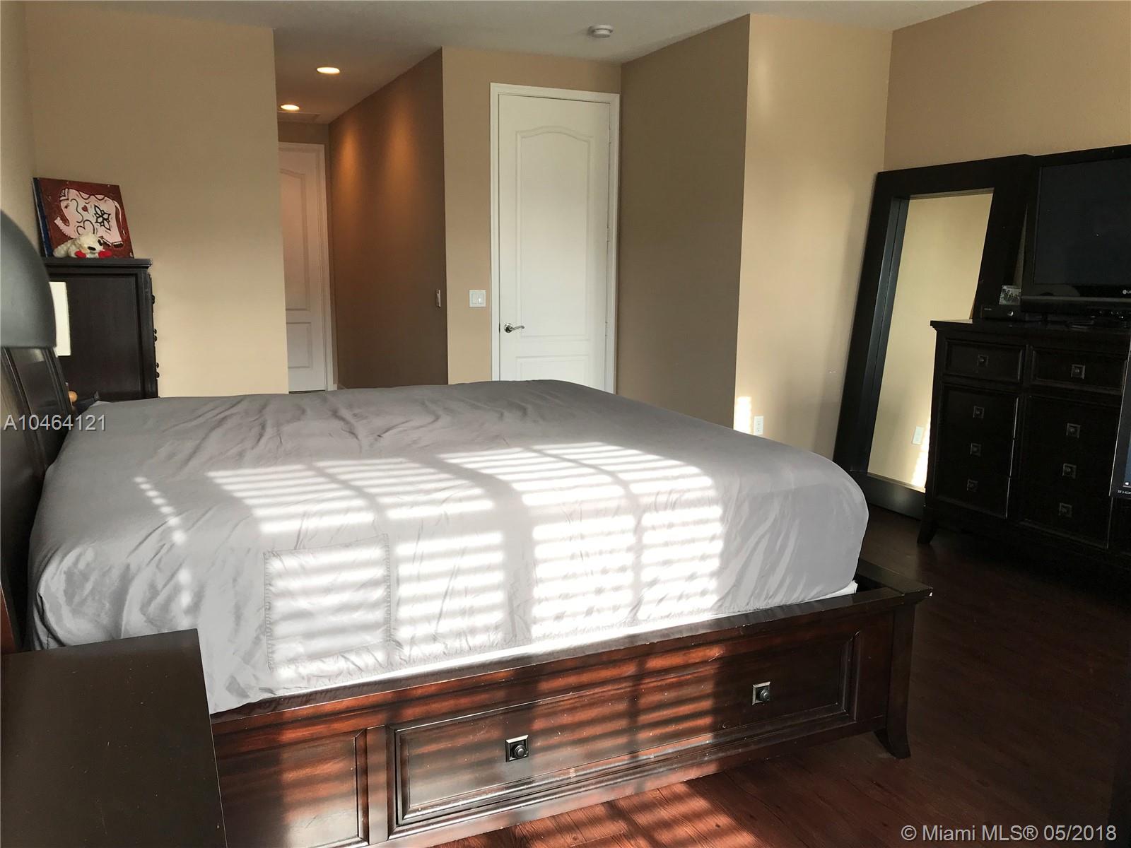 CALABRIA CONDO PH 9 - Residential