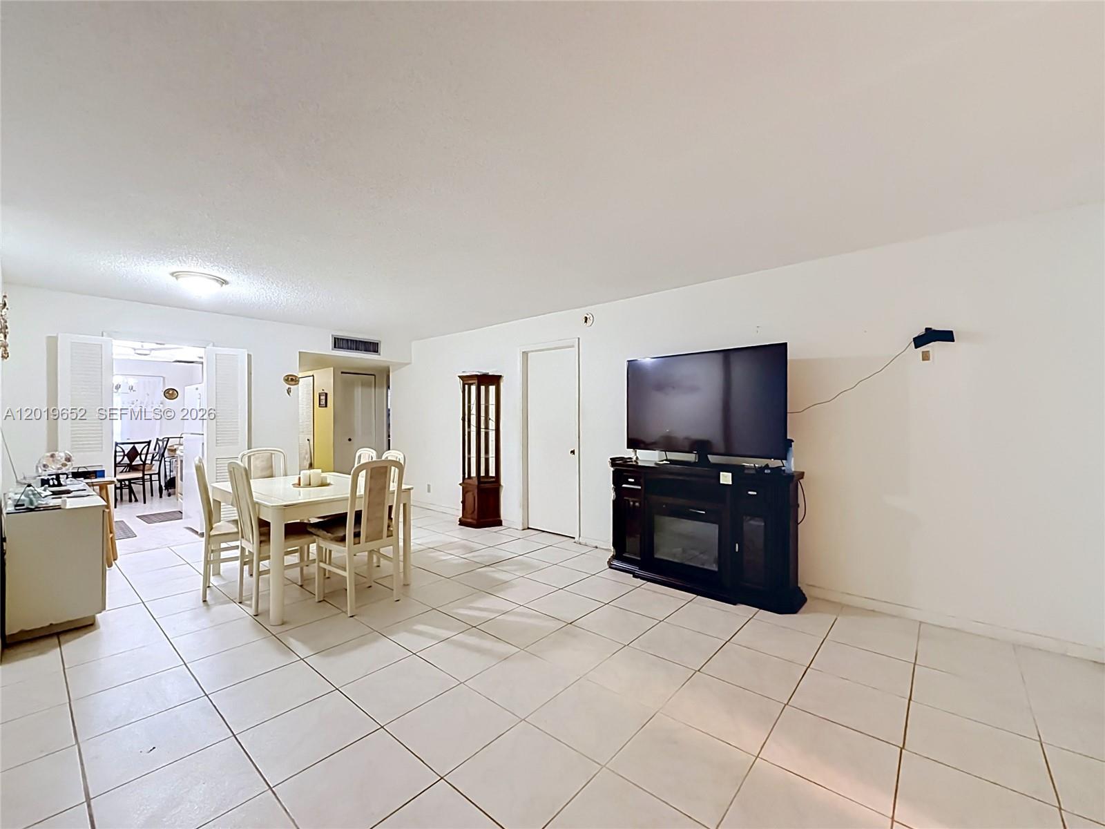 CYPRESS CHASE CONDO NO 5 - Residential