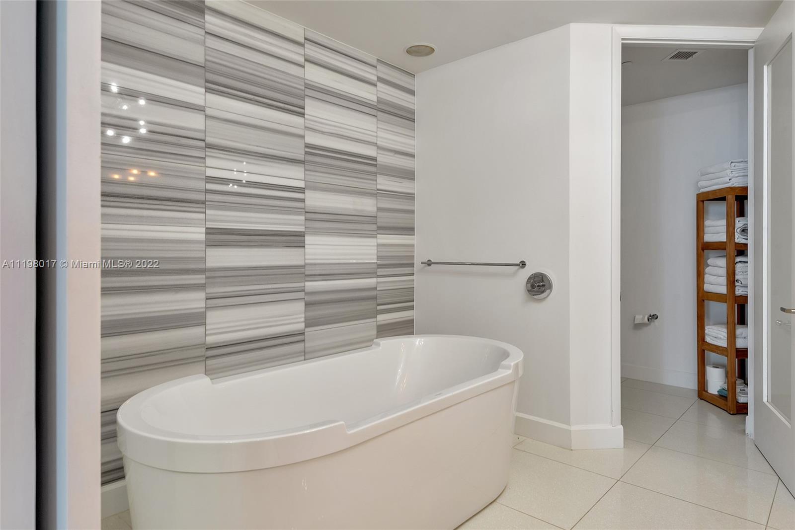 CONTINUUM ON SOUTH BEACH - Residential