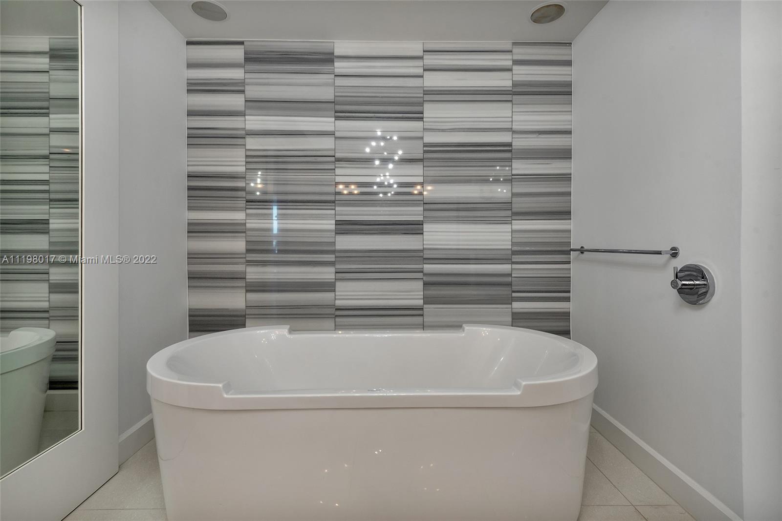 CONTINUUM ON SOUTH BEACH - Residential