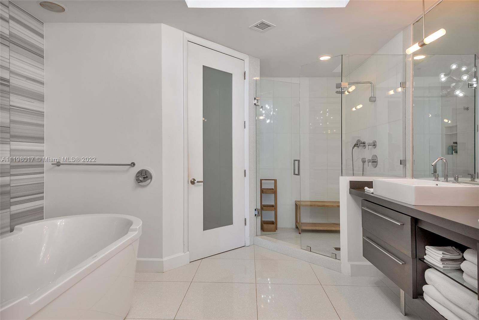 CONTINUUM ON SOUTH BEACH - Residential