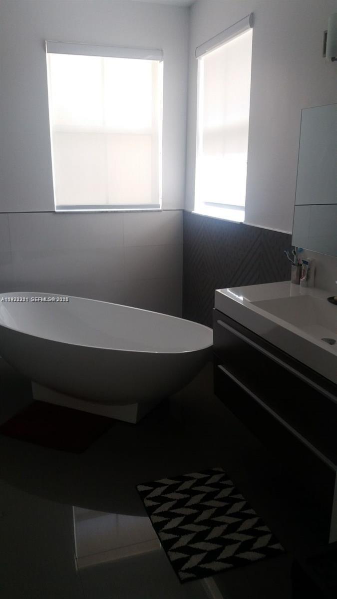 ISLANDS AT DORAL 1ST ADDN - Residential Lease