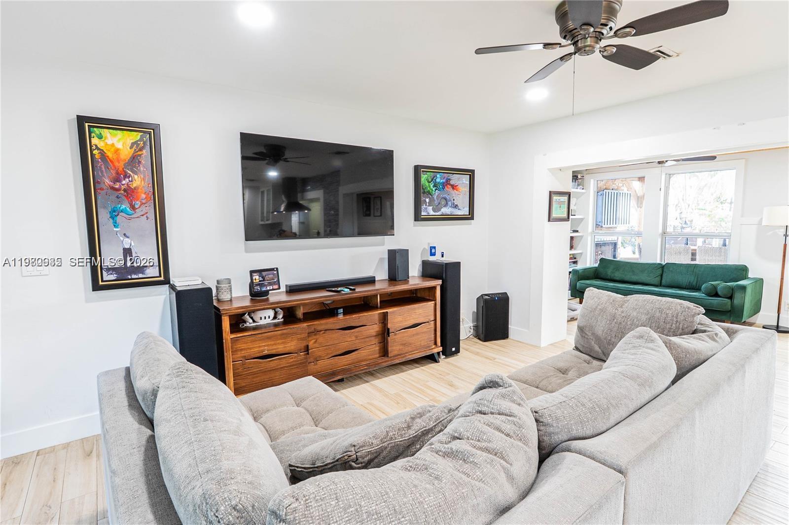 HOLLYWOOD HILLS - Residential