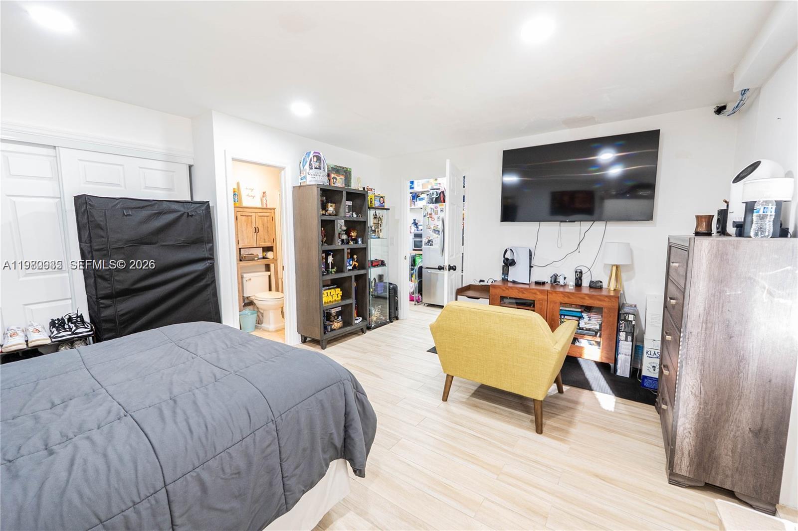 HOLLYWOOD HILLS - Residential