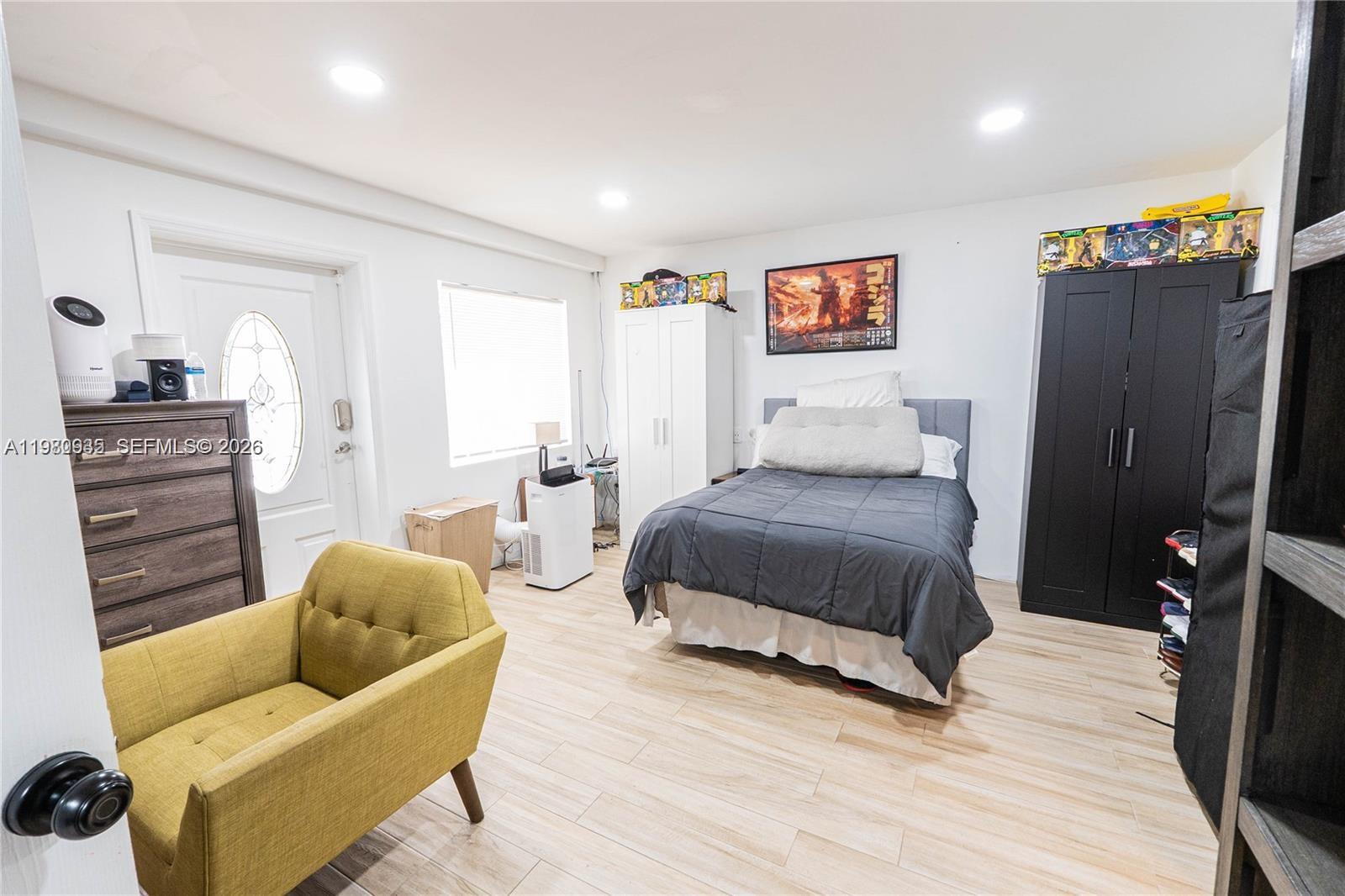 HOLLYWOOD HILLS - Residential