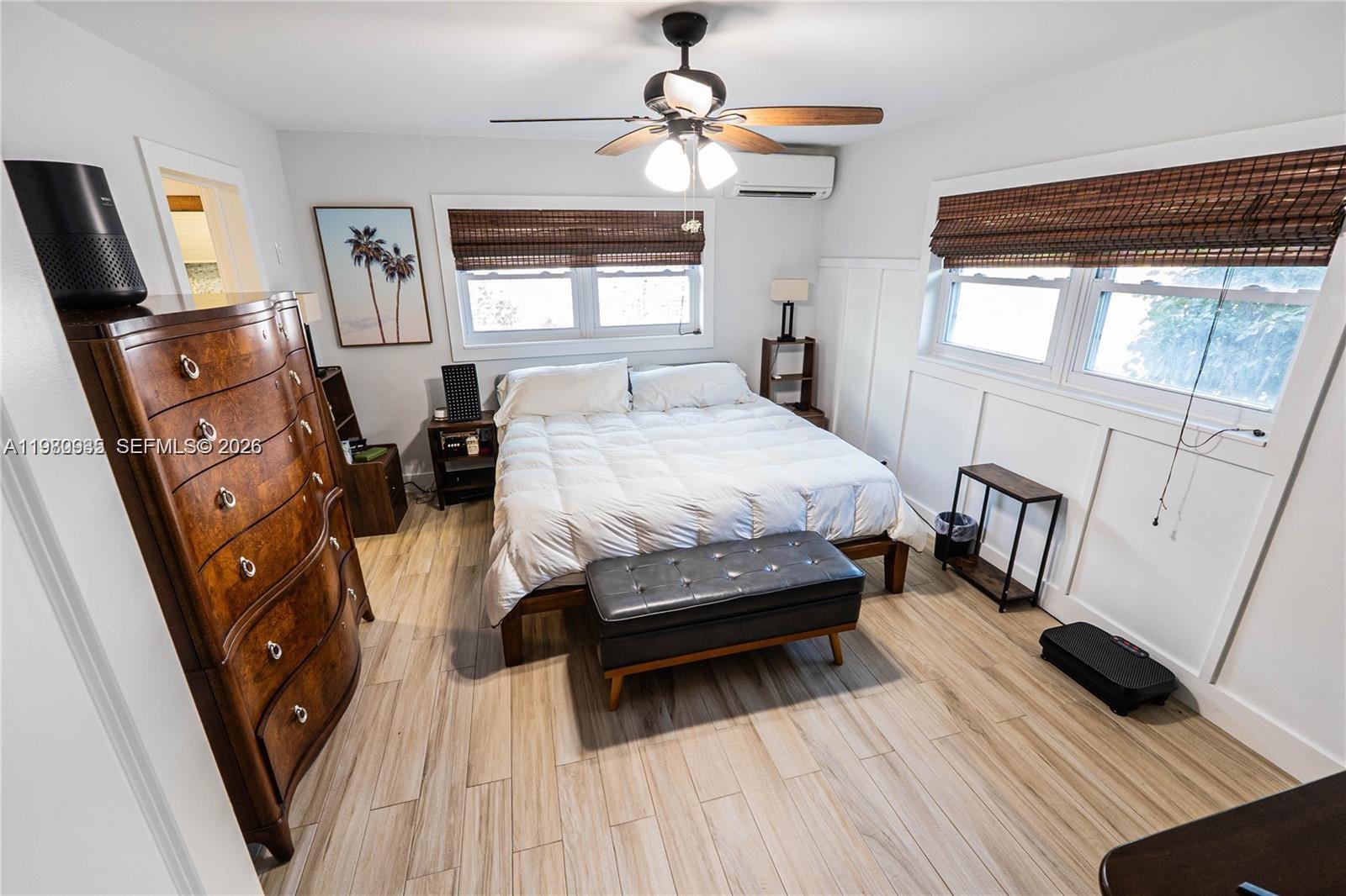 HOLLYWOOD HILLS - Residential