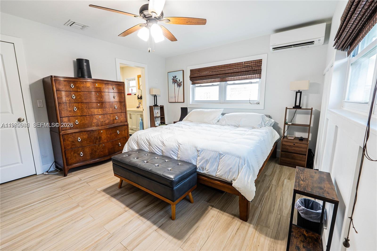 HOLLYWOOD HILLS - Residential