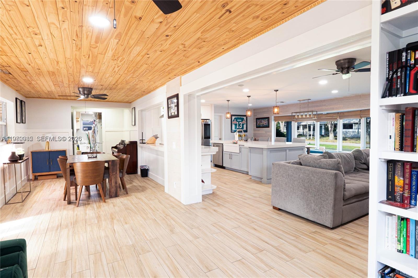 HOLLYWOOD HILLS - Residential