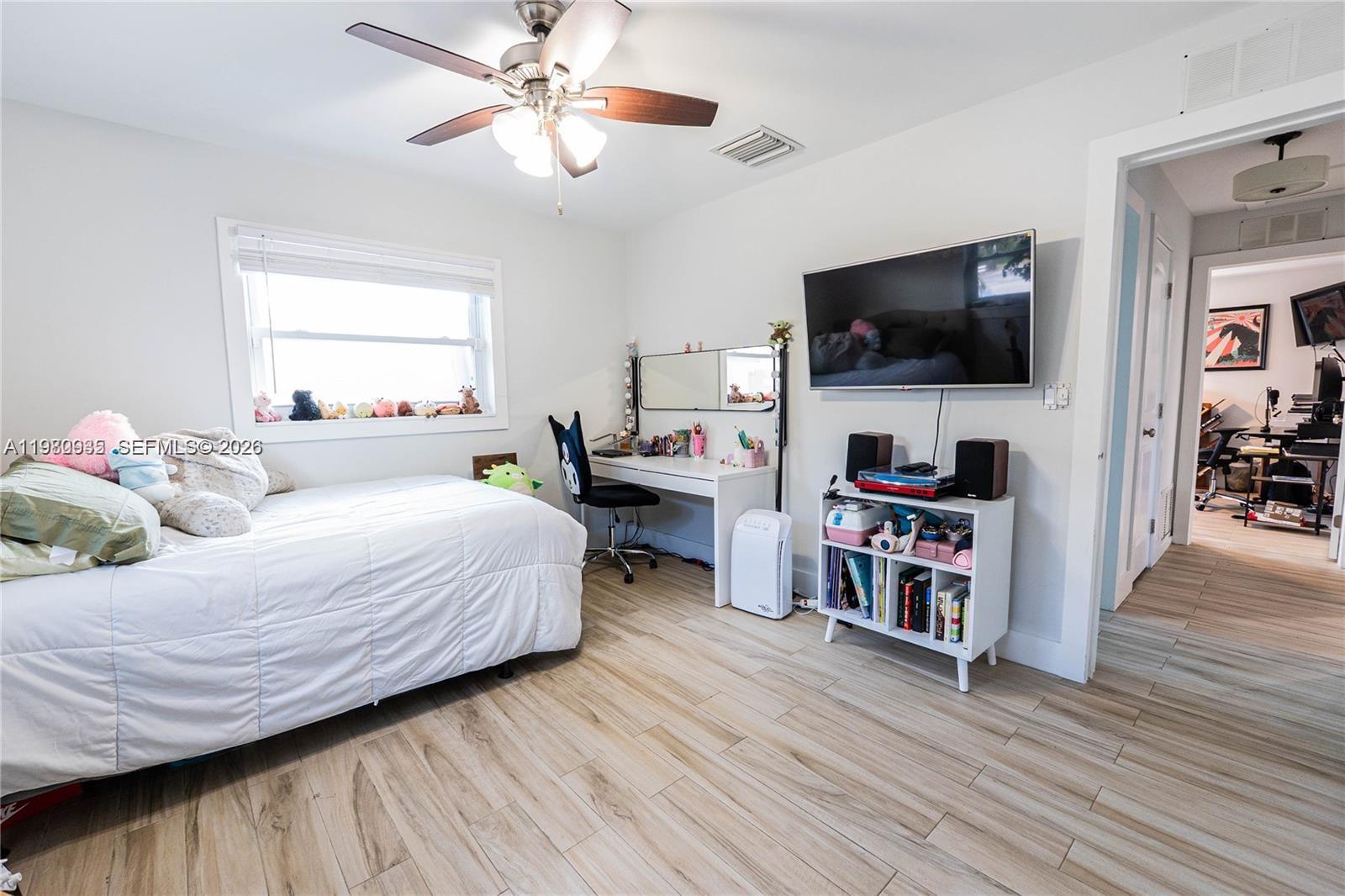 HOLLYWOOD HILLS - Residential