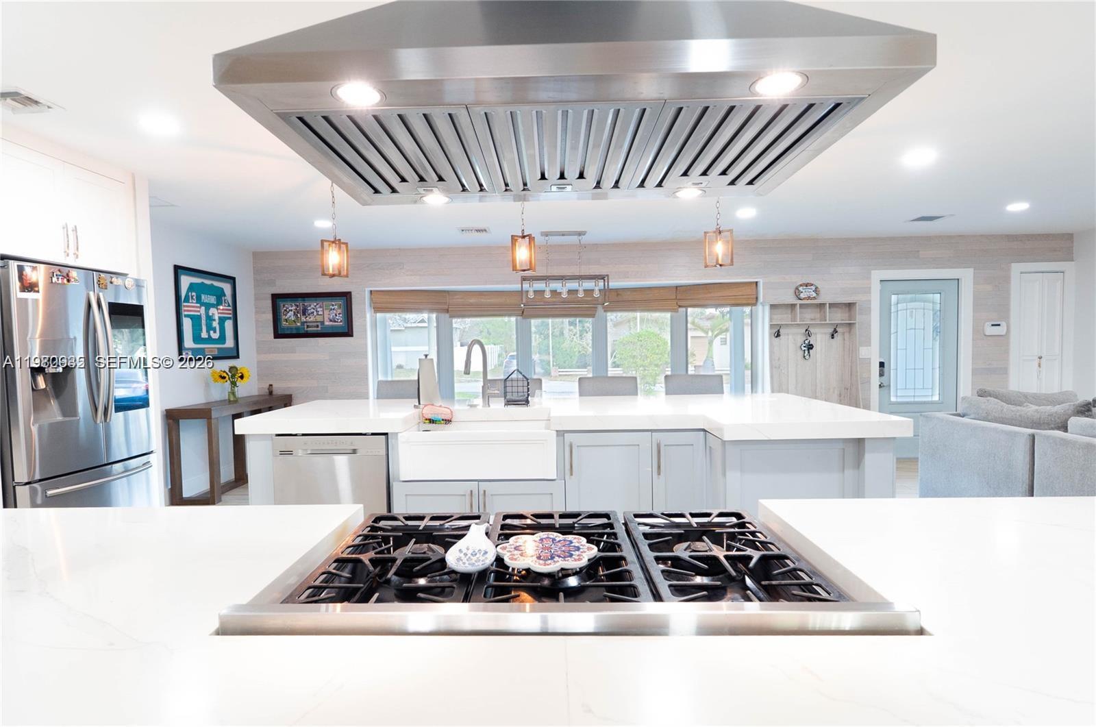 HOLLYWOOD HILLS - Residential