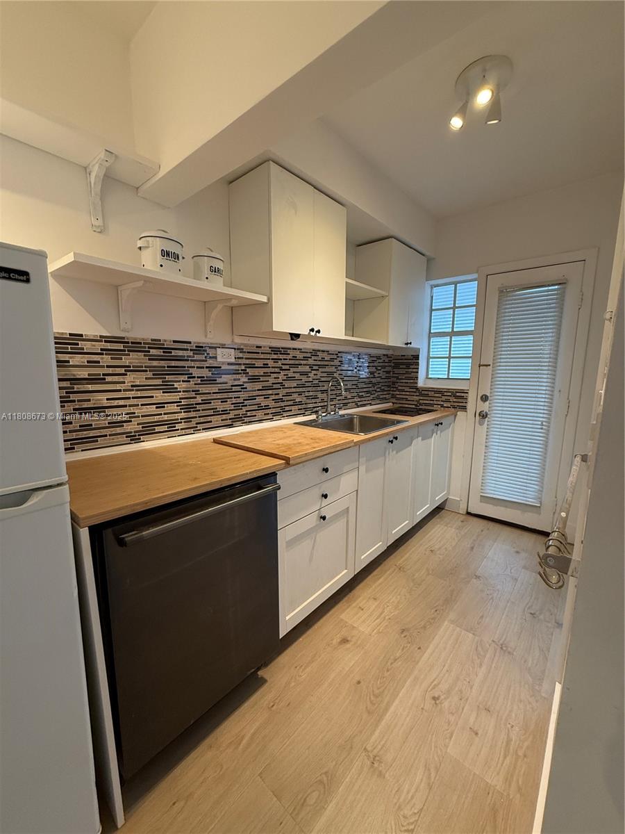 330 74th St 8, Miami Beach, Miami-Dade County, Florida - 1 Bedrooms  
1 Bathrooms - 