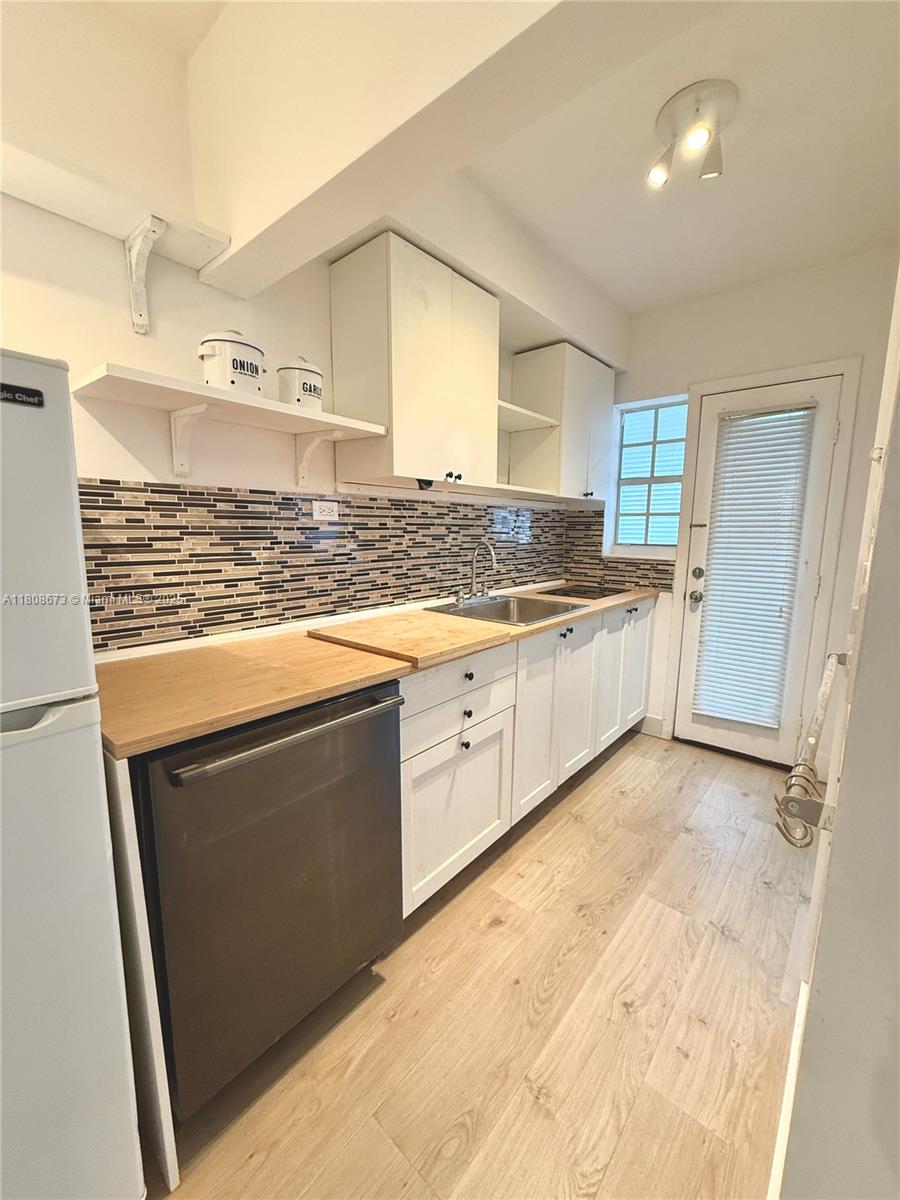 Rental Property at 330 74th St 8, Miami Beach, Miami-Dade County, Florida - Bedrooms: 1 
Bathrooms: 1  - $2,100 MO.