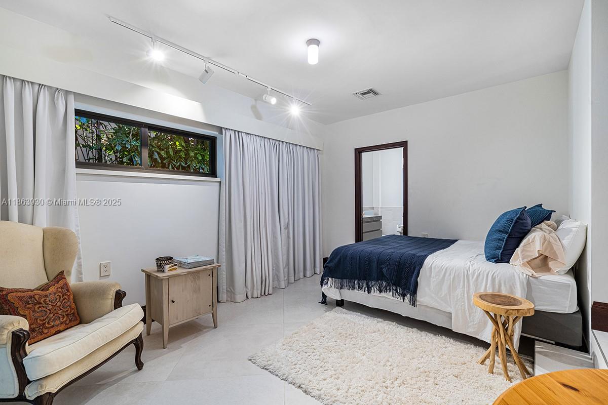 SUNSET ISLANDS-ISLAND NO 4 - Residential Lease