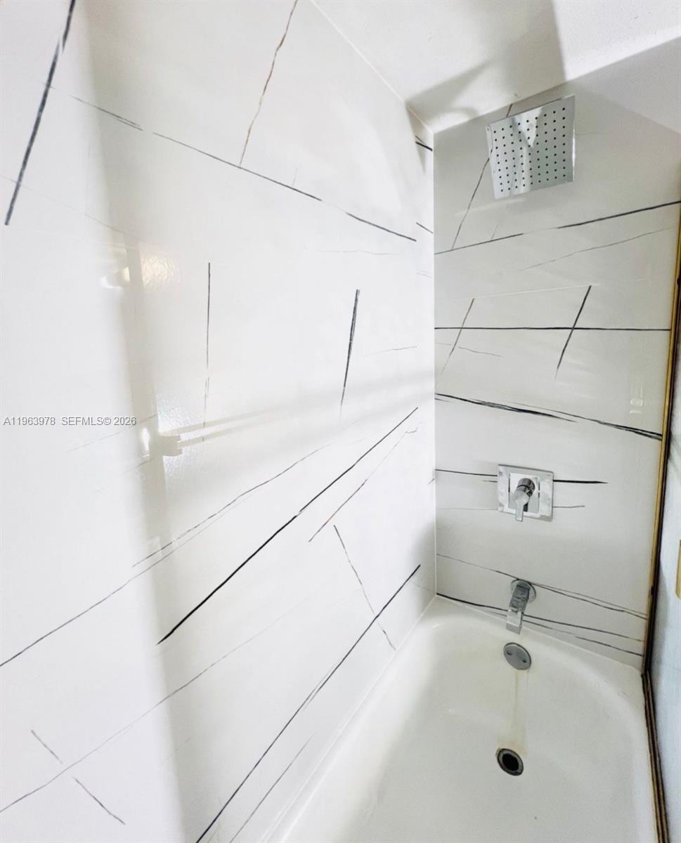 410 SE 2nd St 210, Hallandale Beach, FL, 33009/$143,500 3 410 SE 2nd St 210