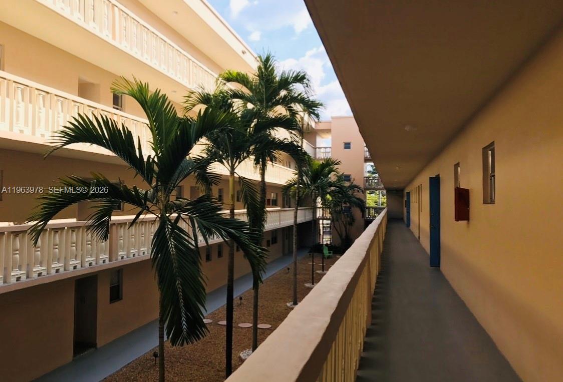 410 SE 2nd St 210, Hallandale Beach, FL, 33009/$143,500 4 410 SE 2nd St 210