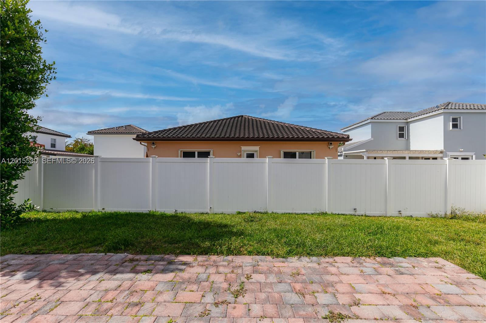 KENDALL COMMONS RESIDENTI - Residential Lease