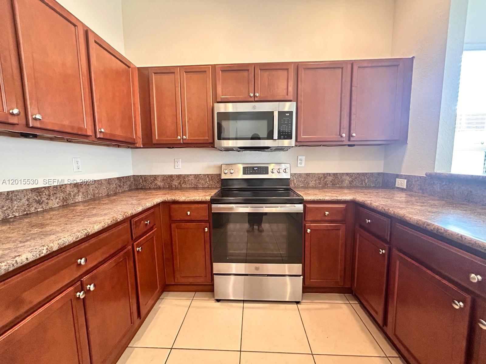 KENDALL COMMONS RESIDENTI - Residential Lease