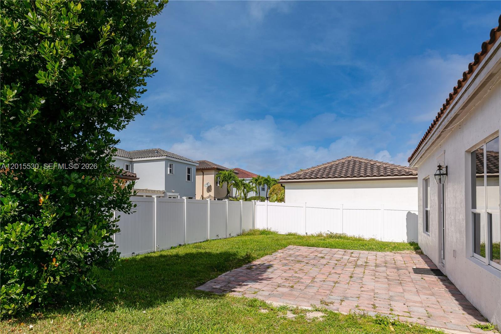 KENDALL COMMONS RESIDENTI - Residential Lease