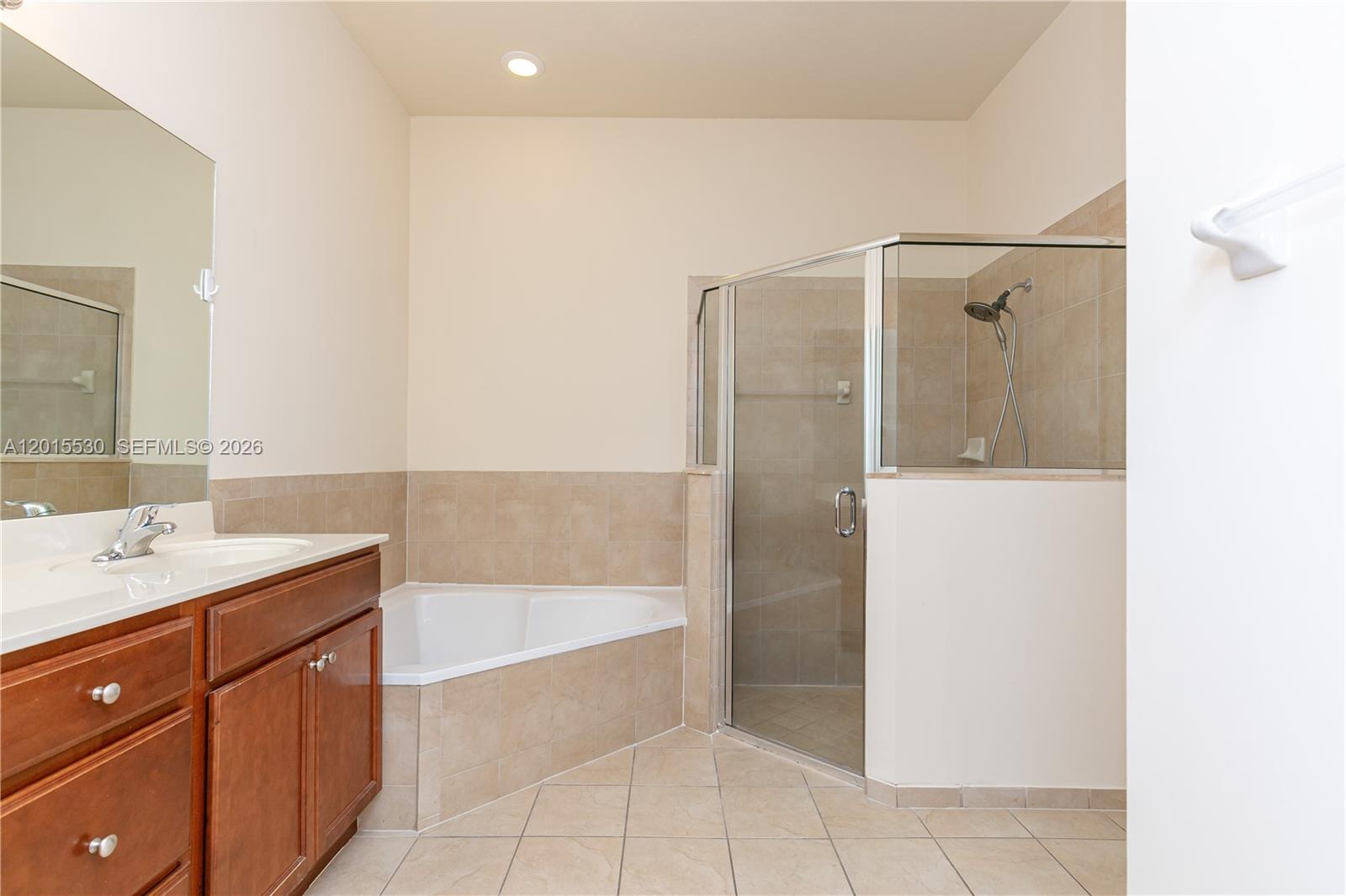 KENDALL COMMONS RESIDENTI - Residential Lease