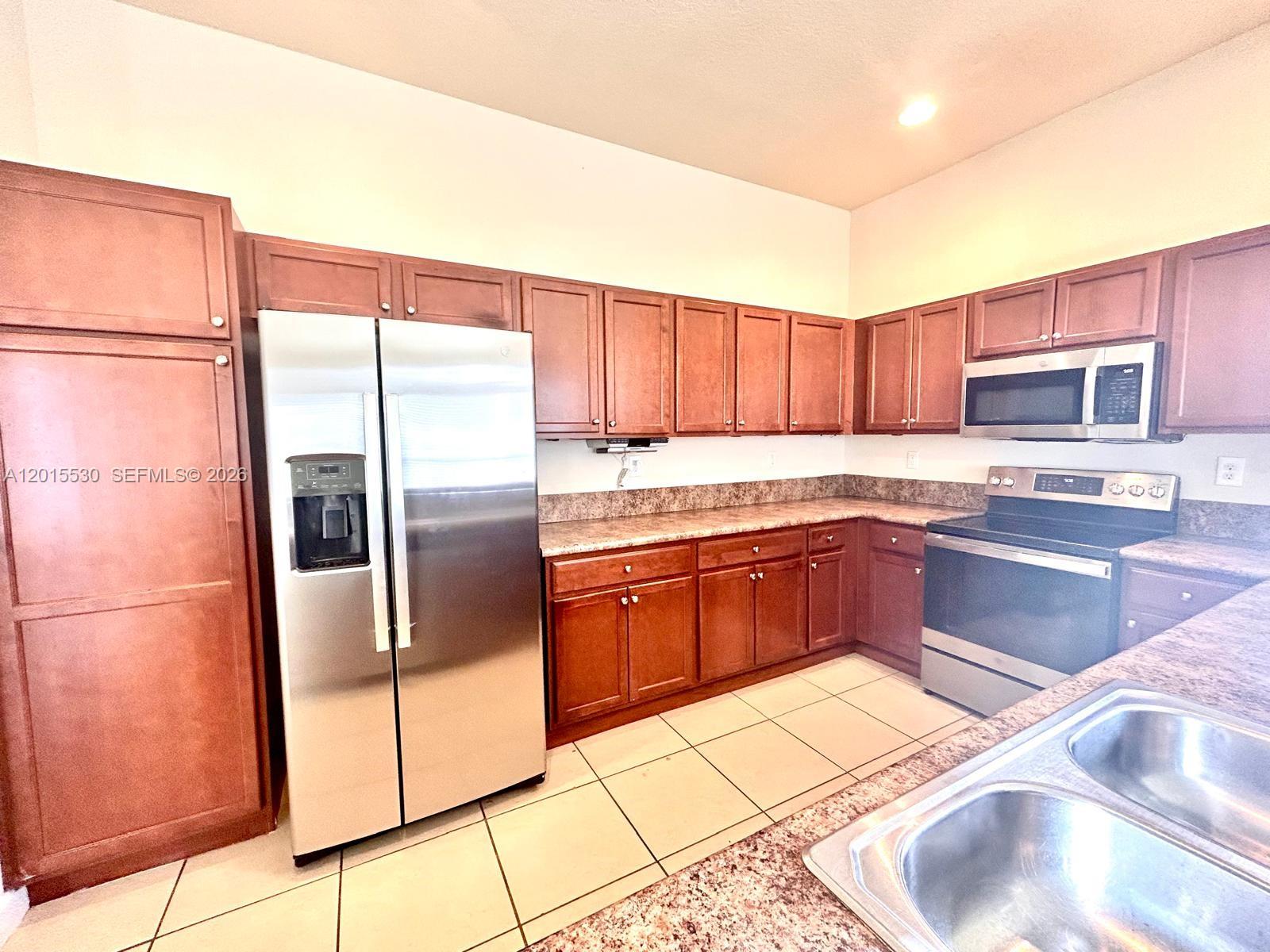 KENDALL COMMONS RESIDENTI - Residential Lease