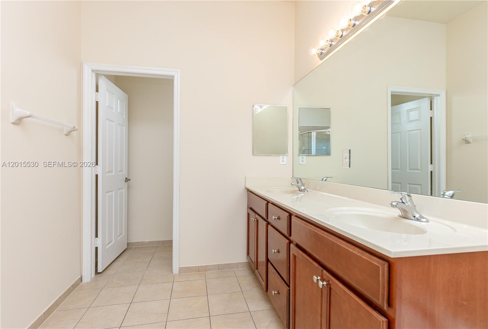 KENDALL COMMONS RESIDENTI - Residential Lease