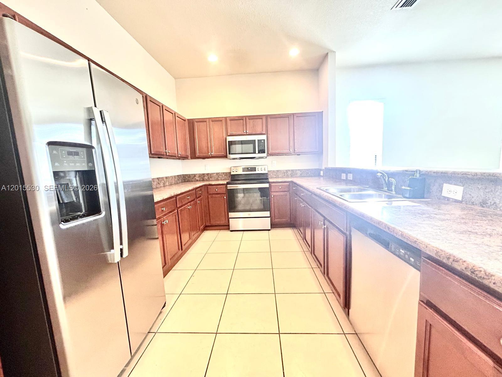 KENDALL COMMONS RESIDENTI - Residential Lease