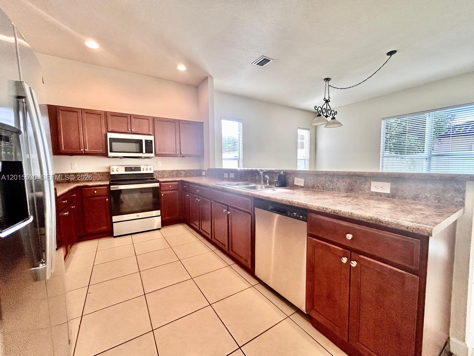 KENDALL COMMONS RESIDENTI - Residential Lease