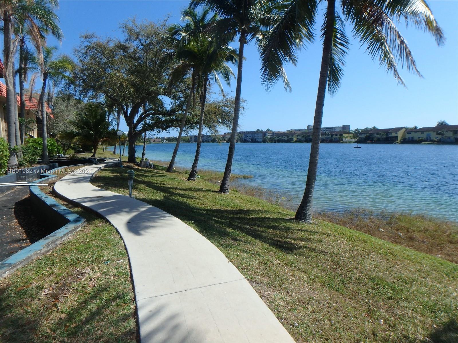 NORTHLAKE VLG AT CALIF CL - Residential