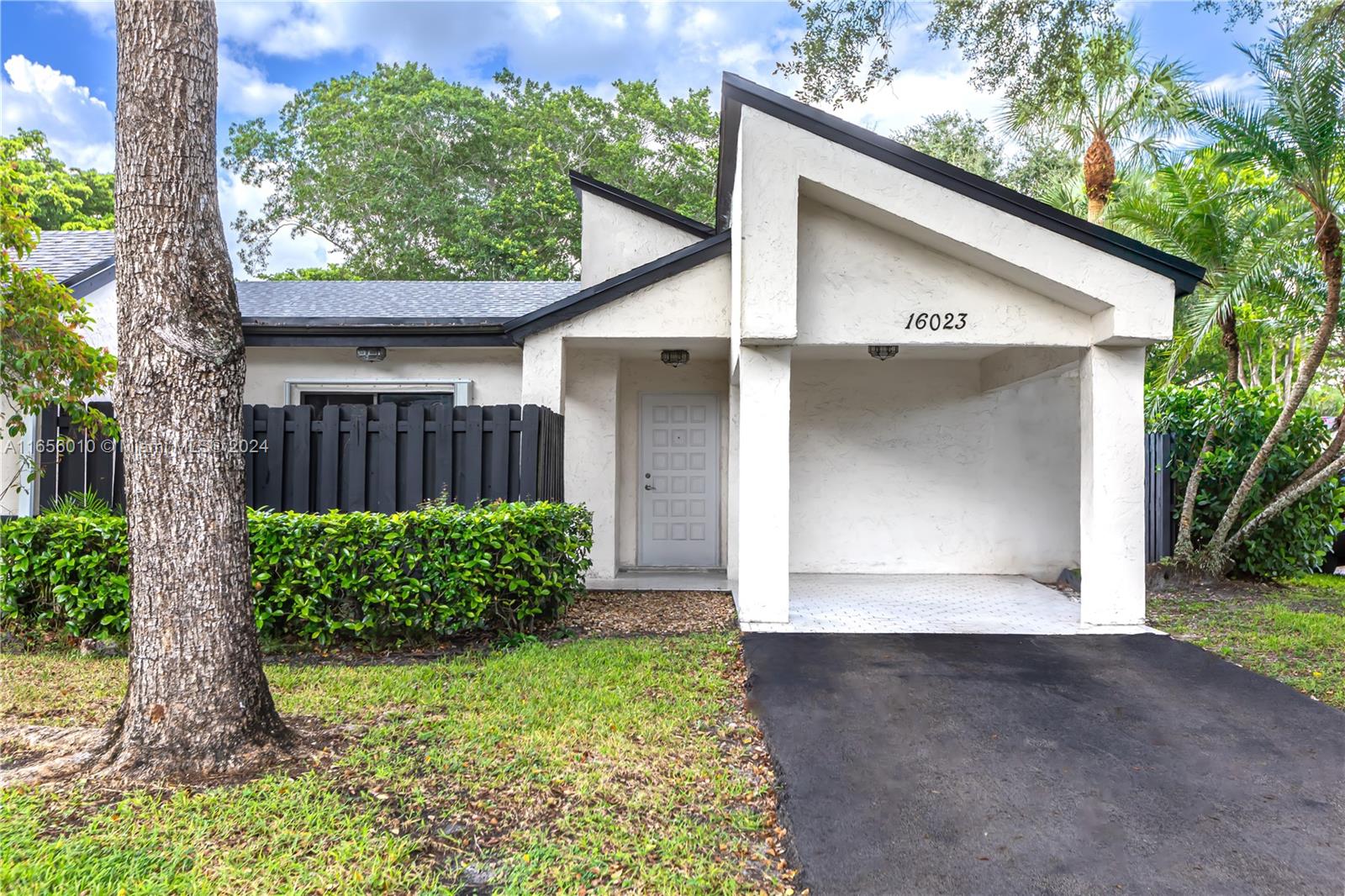 Unique Opportunity in Villa de Bonaventure with two large bedrooms and bathrooms, with an additional room that could be a bedroom or a study. The open concept living room features two windows that fill the space with natural light, creating a warm and welcoming atmosphere. Along with the kitchen, the dining room offers access to a large terrace. The master bathroom has a separate tub and shower. From the living room, step out onto a covered patio, ideal for outdoor gatherings. Maintenance includes: water, sewer, cable, internet, lawn maintenance, roof and exterior of the building. The clubhouse offers a gym, bowling alley and tennis courts. Mandatory membership at $360 per year. IMPORTANT: New roof (2024), air compressor and water heater.