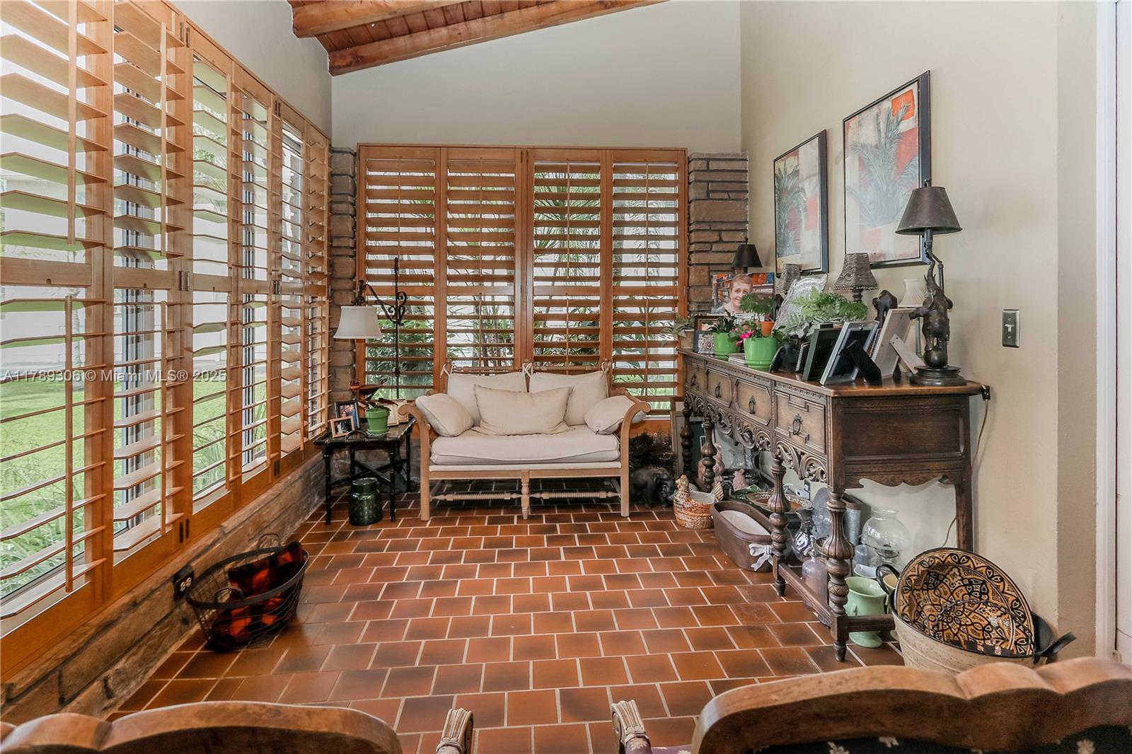 HOLLYWOOD LITTLE RANCHES - Residential Income