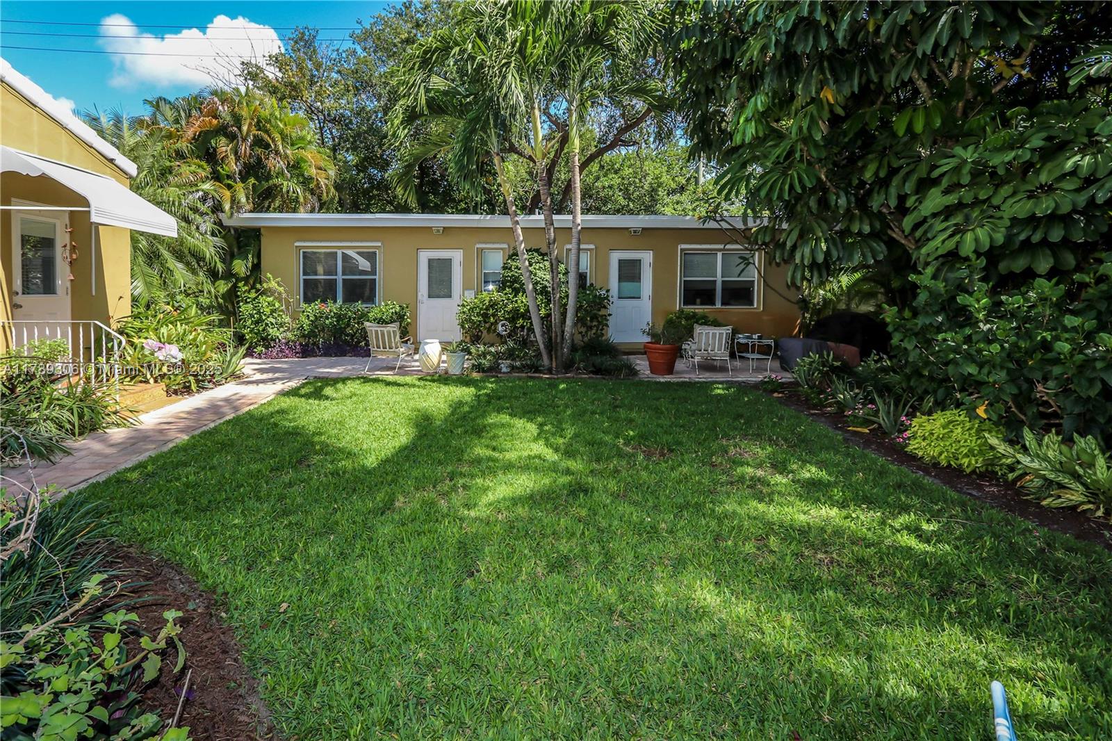 HOLLYWOOD LITTLE RANCHES - Residential Income