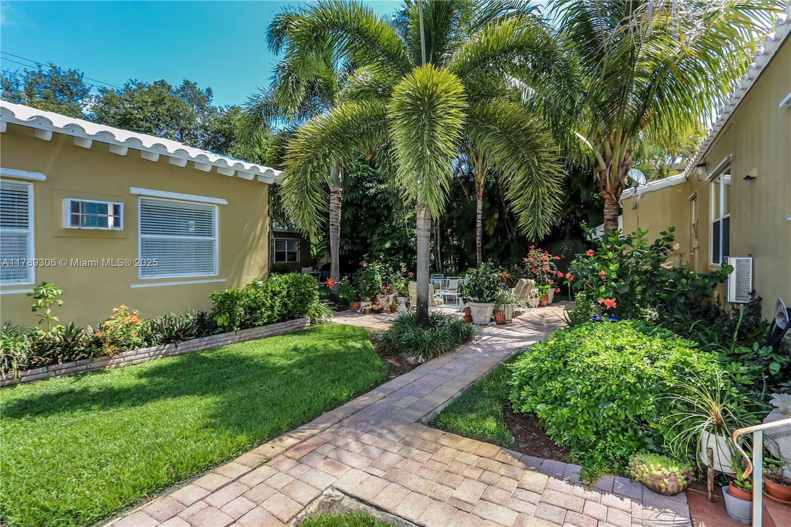 HOLLYWOOD LITTLE RANCHES - Residential Income