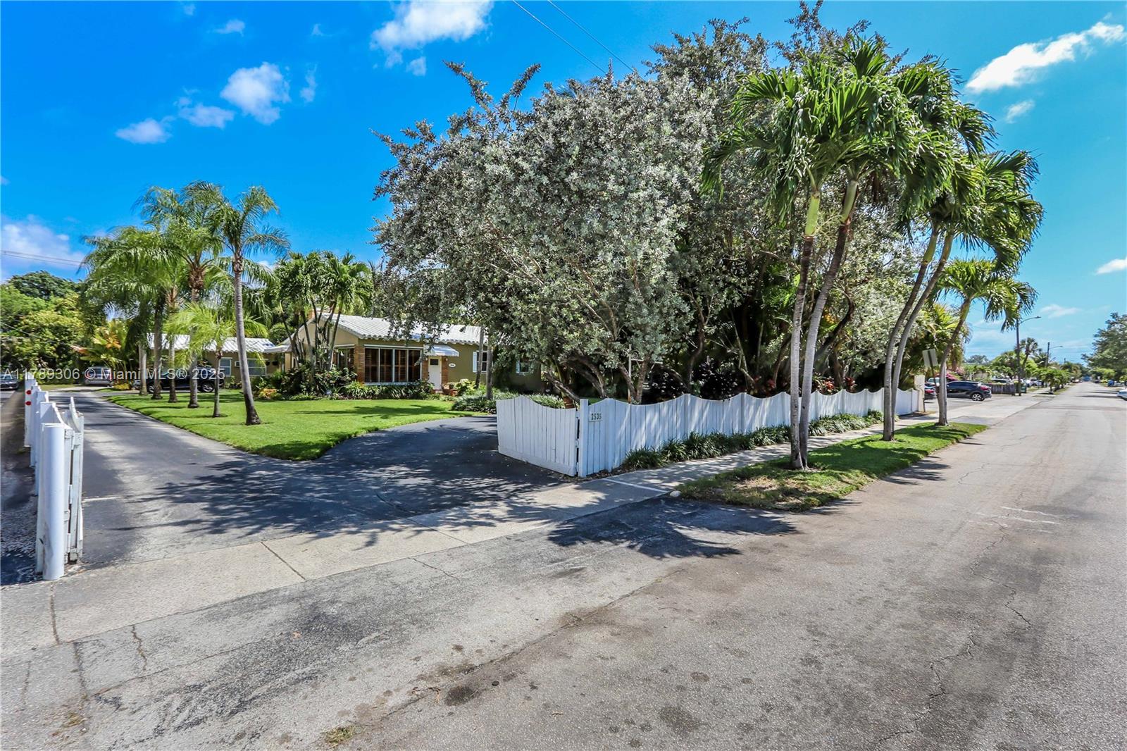 HOLLYWOOD LITTLE RANCHES - Residential Income