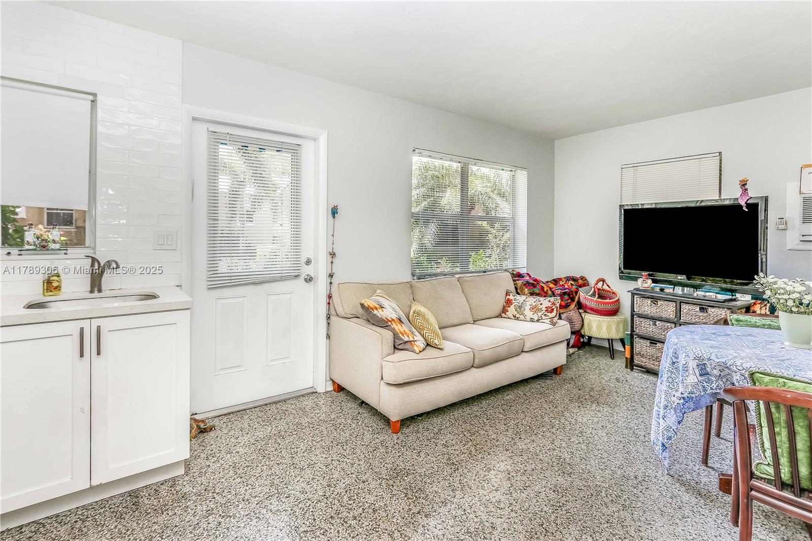 HOLLYWOOD LITTLE RANCHES - Residential Income