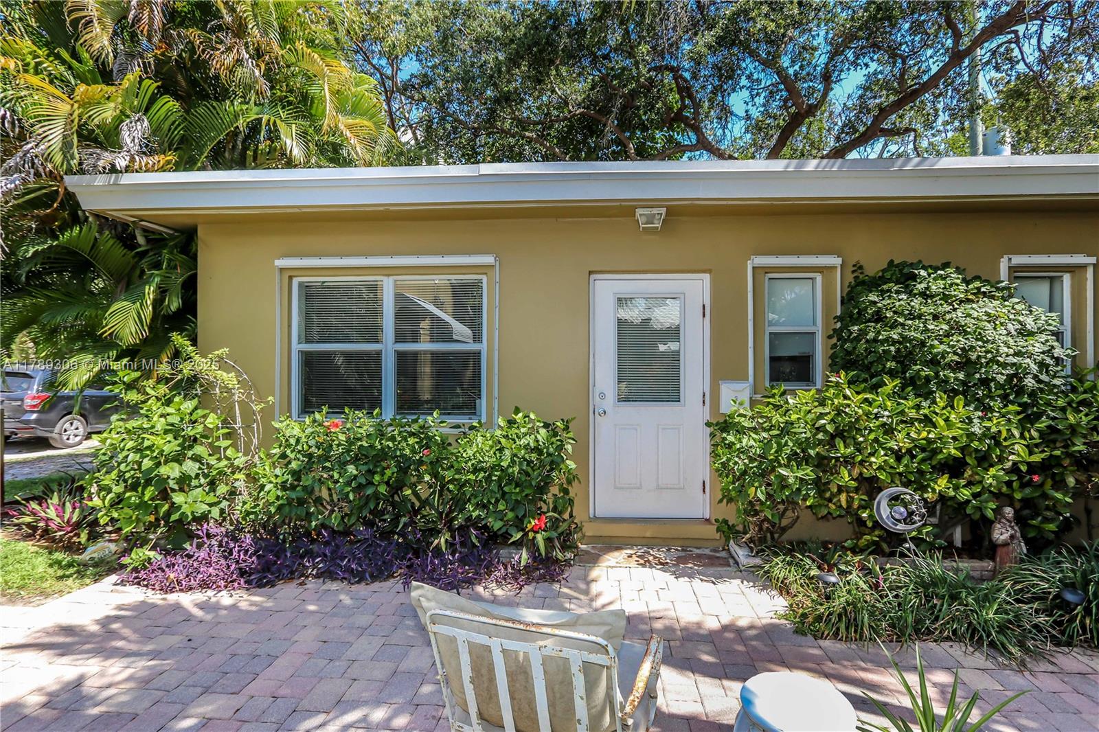 HOLLYWOOD LITTLE RANCHES - Residential Income