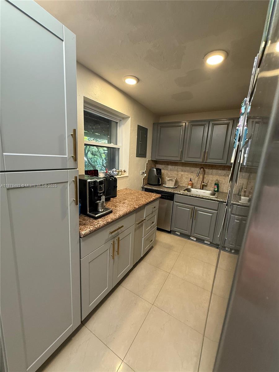 COLLIER ESTATES 4TH ADD - Residential Lease