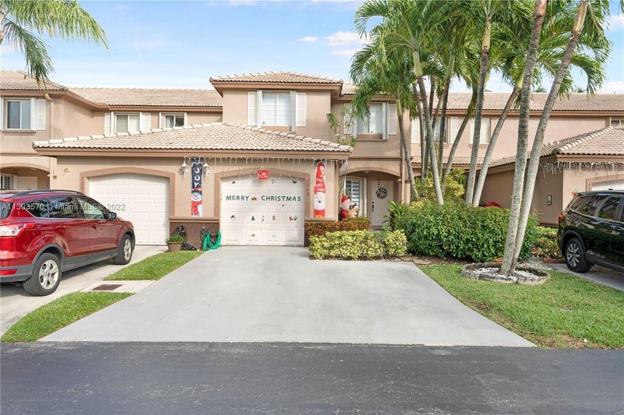 OUTSTANDING AREA AND BEAUTIFIUL TOWNHOUSE  3 BEDROOM AND 2 .5 BATH WITH AN EXTRA DEN USED AS A BEDROOM 2 STORY HOME WITH 1 CAR GARAGE. NEW COUNTERTOP UPDATED MASTER BATH. THIS HOME IS ALL TILED. THE HOME AND GREAT BACK YARD WITH A PERGOLA. THE HOME IS LOCATED NEAR EASY ACCESS TO MAJOR HIGHWAYS AND CLOSE TO SUPERMARKETS RESTAURANTS AND GREAT SCHOOLS. THERE IS NOT MANY TOWNHOUSES SOLD IN THIS AREA TAKE ADVANTAGE.