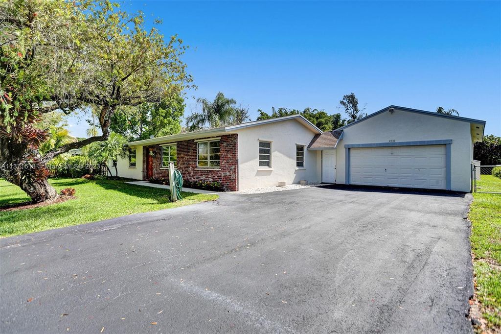 Photo of 4930 SW 188th Ave, Southwest Ranches, FL 33332 (MLS # A11371618)