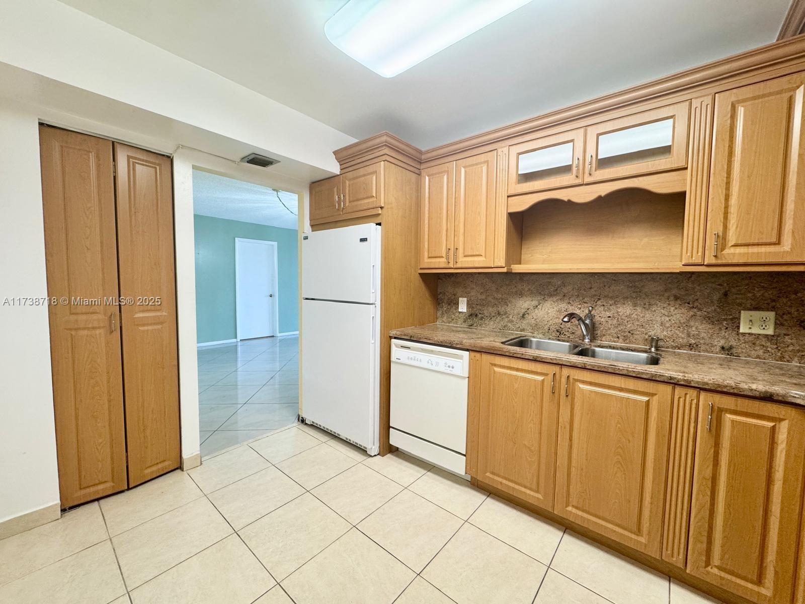 HALLMARK OF HOLLYWOOD CON - Residential