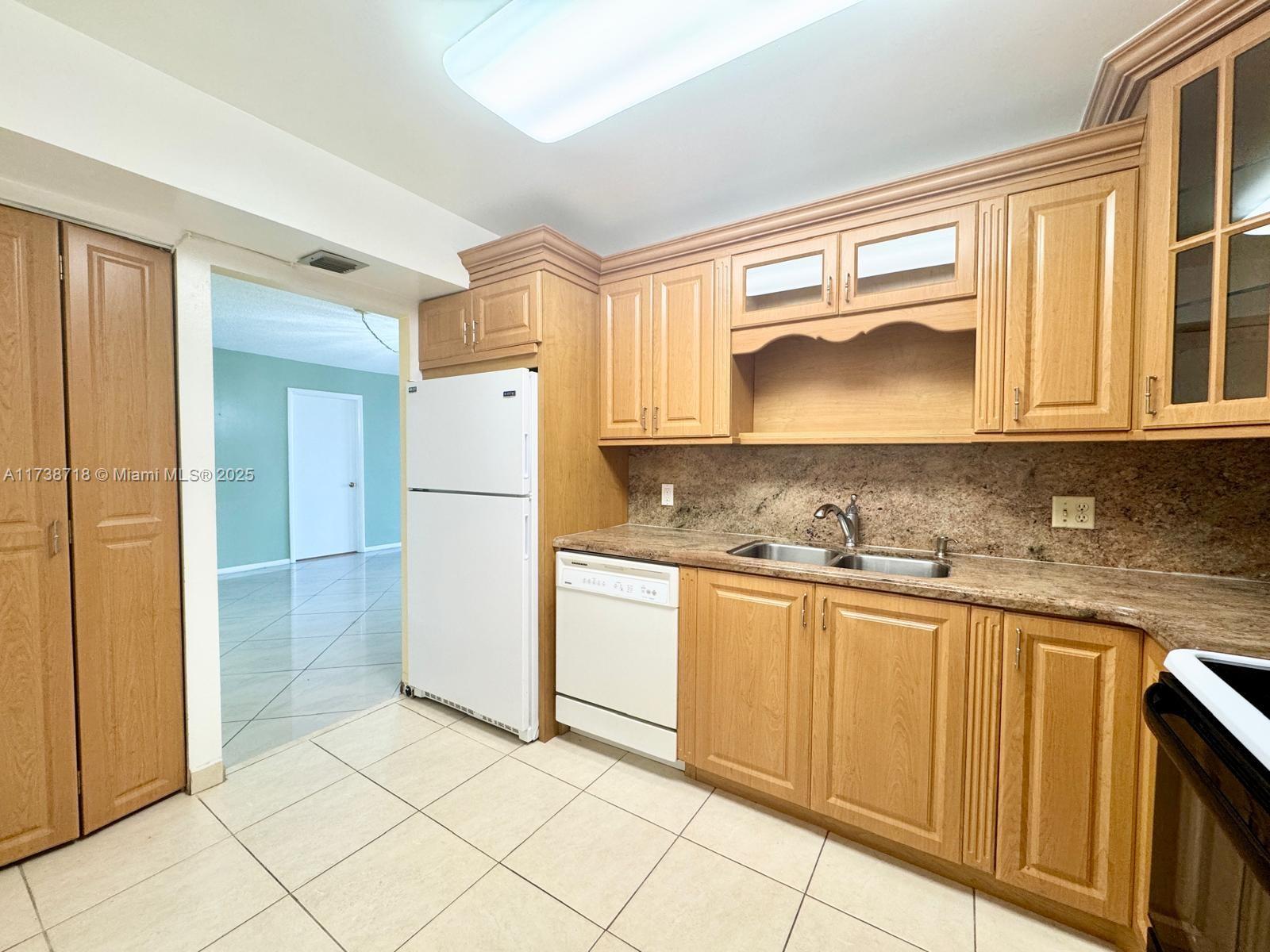 HALLMARK OF HOLLYWOOD CON - Residential