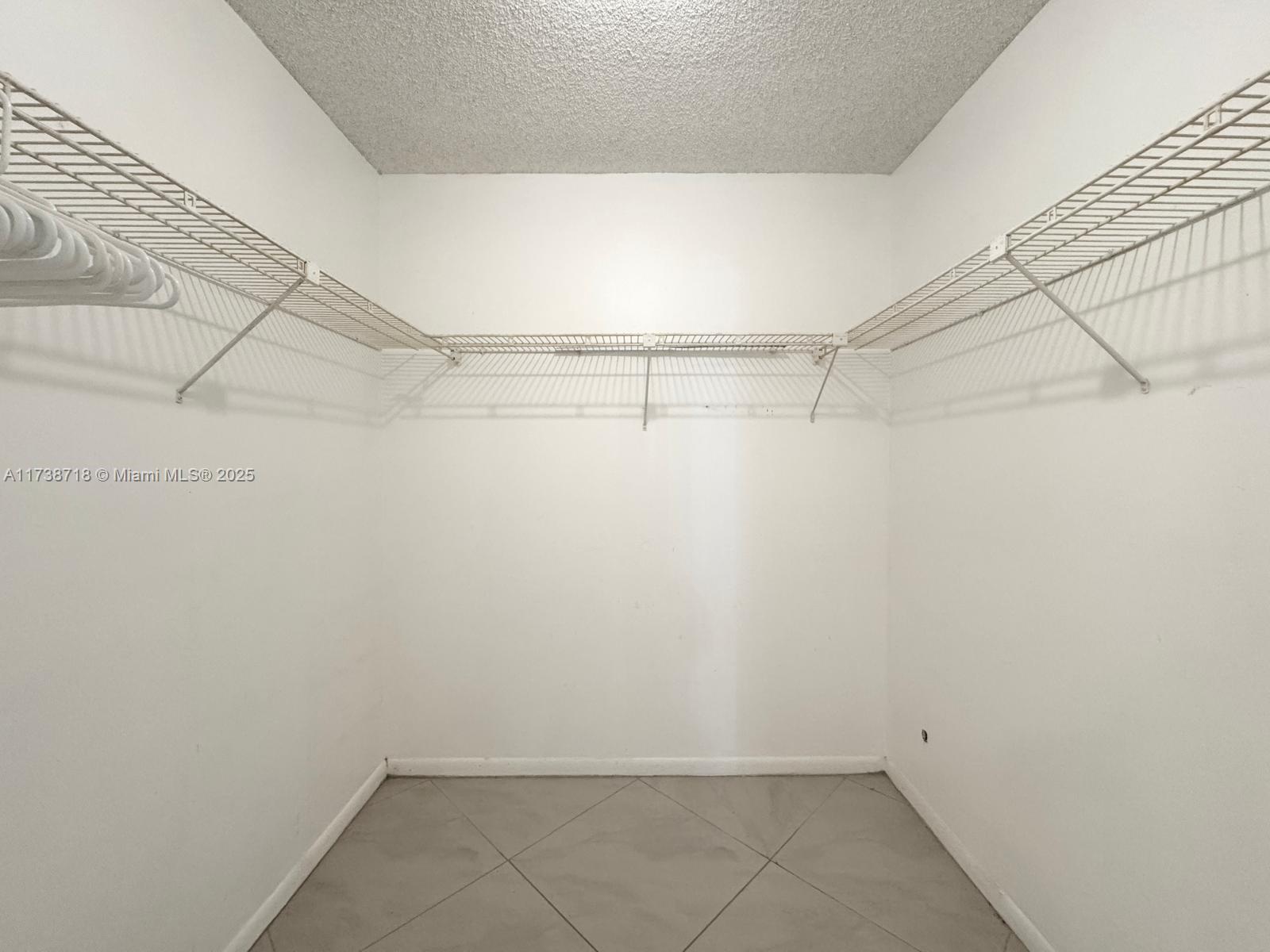 HALLMARK OF HOLLYWOOD CON - Residential